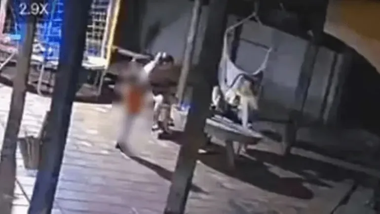 Brasil: nene de 2 años jugaba con el arma de su padre y mató a su mamá de un disparo