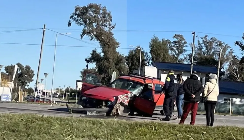 Violento choque entre camioneta y auto en la salida de Mar del Plata por ruta 2: dos internados