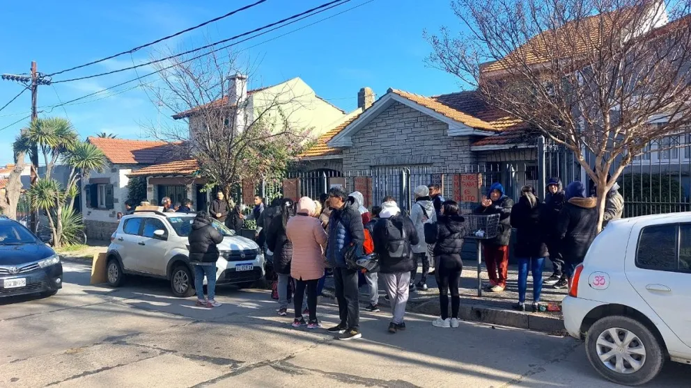 Trabajadores de Apolo Fish protestan frente a la casa de sus empleadores por el pago de indemnizaciones