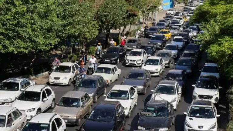 Irán: habitantes de Teherán huyen de la capital y colapsan las autopistas