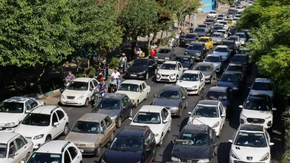 Irán: habitantes de Teherán huyen de la capital y colapsan las autopistas