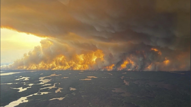 Canadá: tres provincias evacuadas por incendios forestales