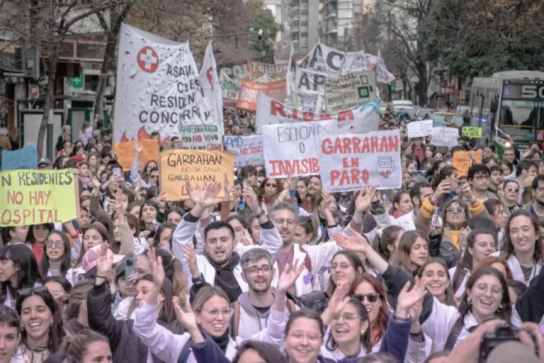 El Gobierno aumentó los salarios a residentes del Garrahan, aunque advirtió: «Estamos erradicando gastos superfluos»
