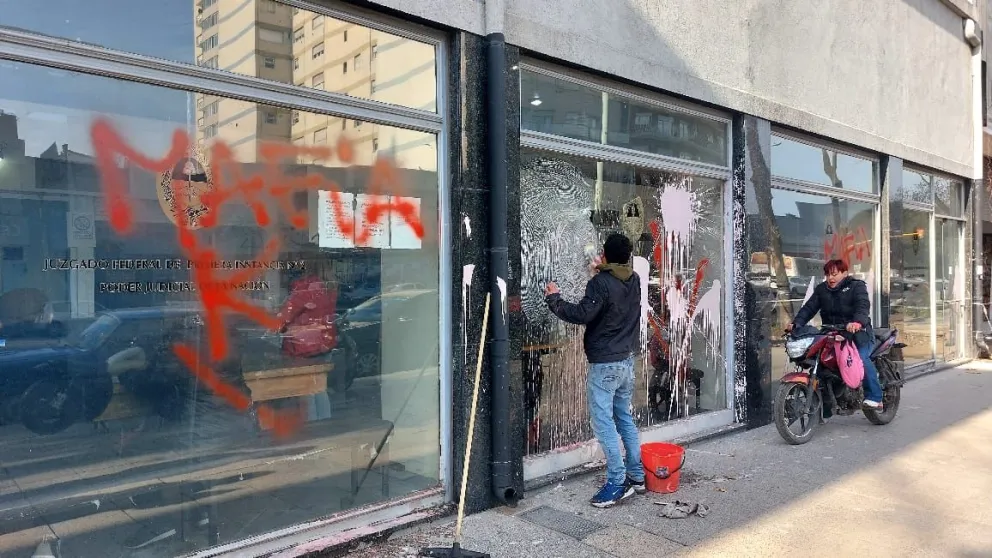 Vandalizaron la fachada de tribunales federales con pintadas vinculadas a la condena a Cristina Fernández
