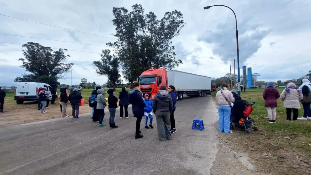 Familias de alumnos de escuelas rurales cortan el tránsito en la ruta 88 en reclamo de transporte escolar