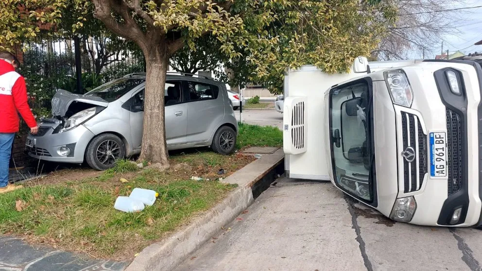 Impresionante choque y vuelco en Neuquén y Falucho: un auto terminó incrustado entre un árbol y una reja