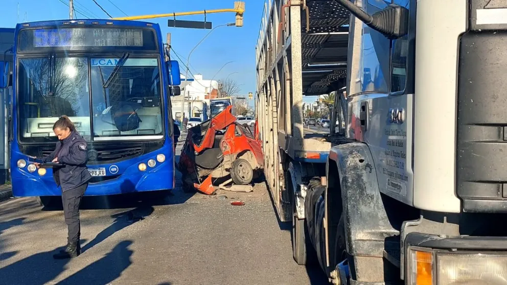 Impactante choque: un auto quedó aplastado entre un colectivo y un camión de doble piso