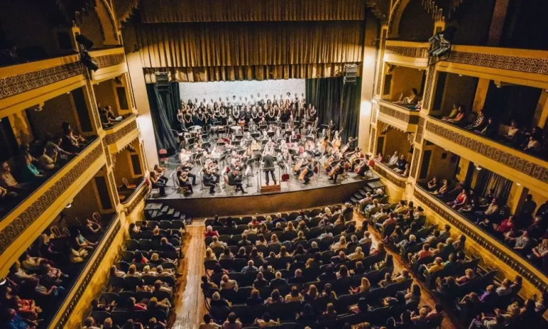El Coro Soles celebra sus 36 años con el XXII Encuentro Provincial de Coros en el Teatro Colón