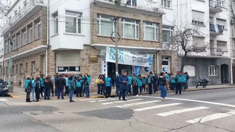 Movilización frente al Rectorado de la UNMDP: corte de calle y reclamos gremiales
