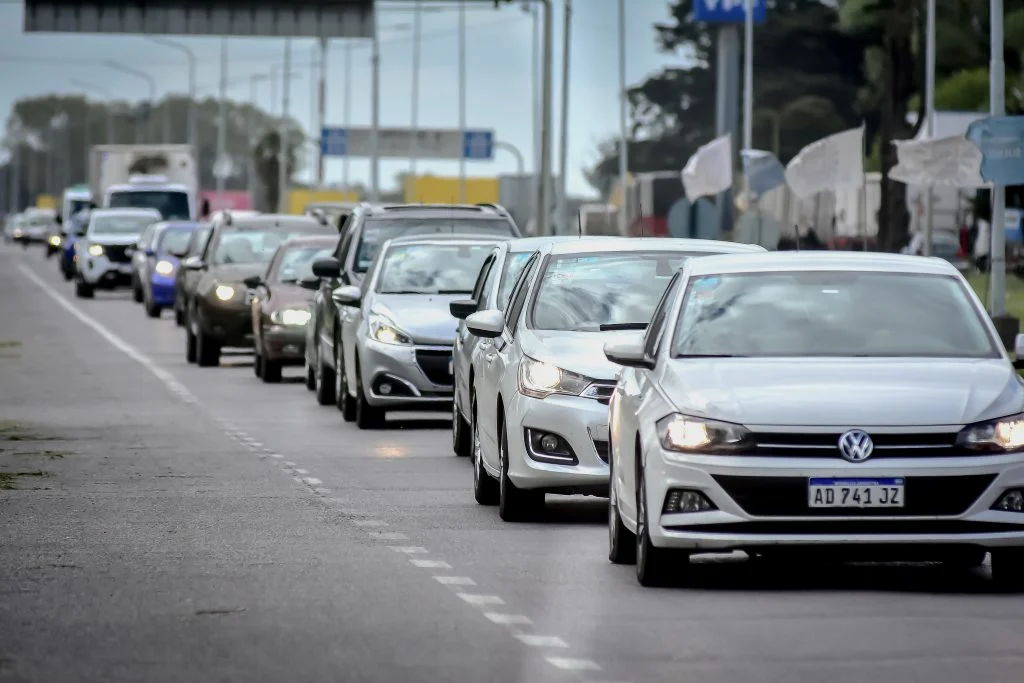 Proponen impulsar el uso de luces bajas durante el día para mejorar la seguridad vial